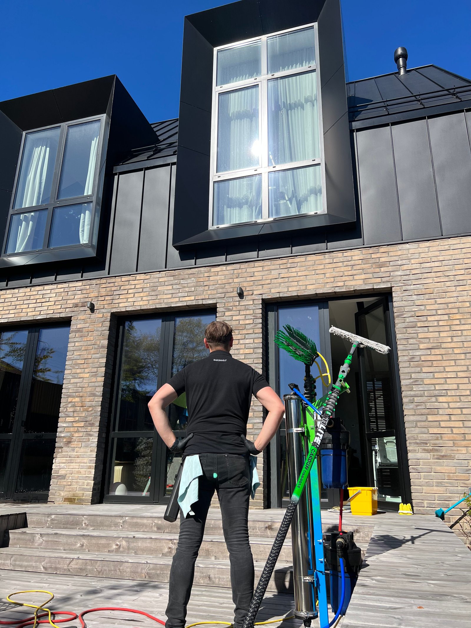 Window cleaning su specialia įranga – švarūs langai be dryžių